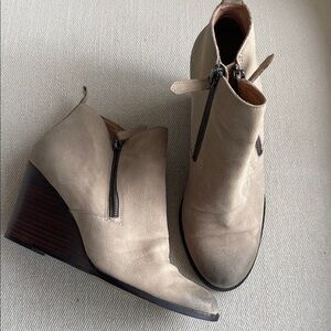 Caslon Wedge Bootees | Taupe Beige Suede | Like New | Size 8M